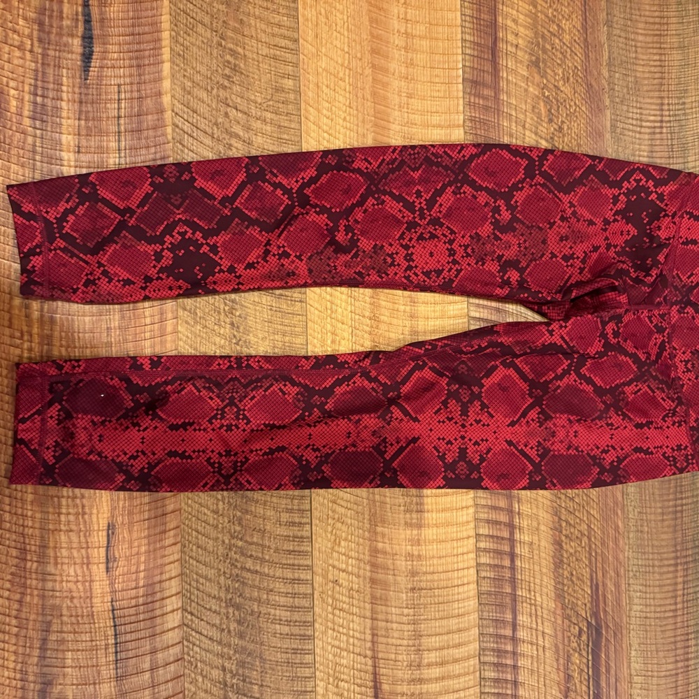 Lululemon size 6 leggings, like new, only worn a few times. Unsure of style, 25”